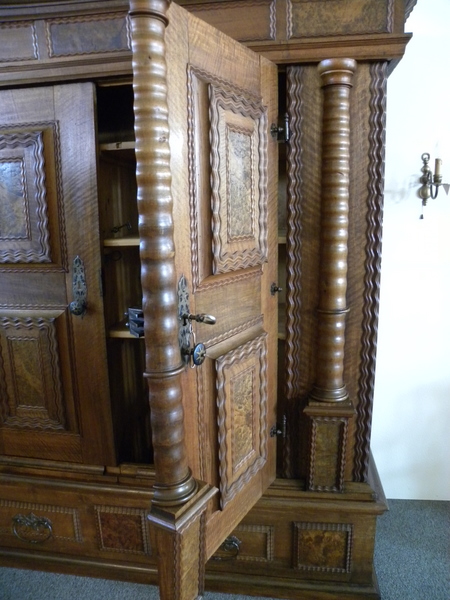 Schrank antik, Renaissance - Barockschrank, restauriert, Nussbaum um 1690 verkleinern