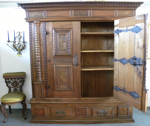 Schrank antik, Renaissance - Barockschrank, restauriert, Nussbaum um 1690 verkleinern