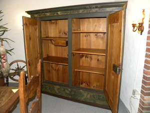 antiker Barockschrank datiert 1811, Foto: 2 Innenansicht. vergrssern