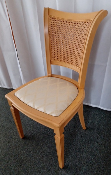 Biedermeier Stuhl, Geflecht und Sitz gepolstert. Zur Zeit 4 Stck am Lager. verkleinern
