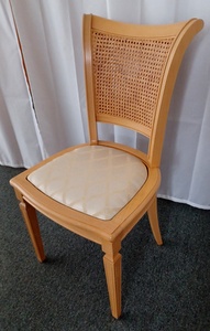 Biedermeier Stuhl, Geflecht und Sitz gepolstert. Zur Zeit 4 Stck am Lager. vergrssern