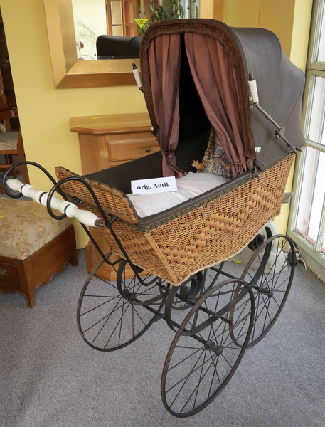 Grosser Strassen - Kinderwagen, antik um 1900, restauriert verkleinern