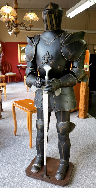 Ritterrüstung aus Aluminium, mit schwarz und goldigen Konturen,wurd vor ca. 30 Jahren hergestellt verkleinern