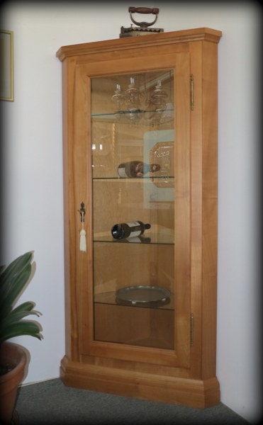 Eckvitrine Biedermeier, in Kirschbaumholz massiv verkleinern