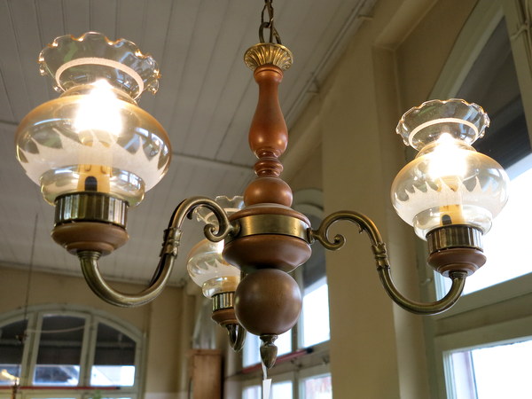 Hngelampe - Leuchter, Holz, Messing und 3 Glasschirme verkleinern