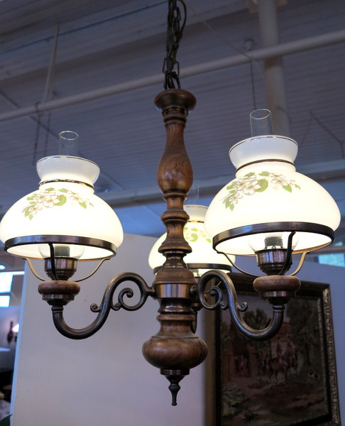 Stil-Leuchter, Hngelampe. Holz, Messing mit 3 - Glaschirmen und Zylinder verkleinern